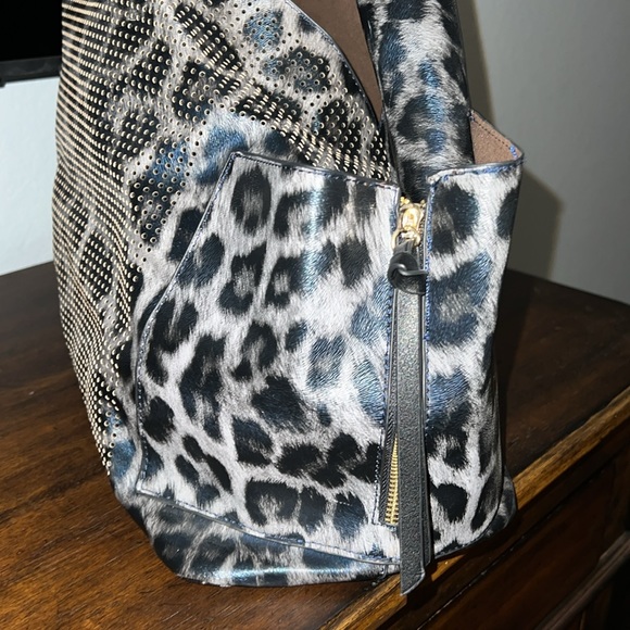 Cute blue Navy cheetah print bag with pockets and sturdy handle - Picture 4 of 4